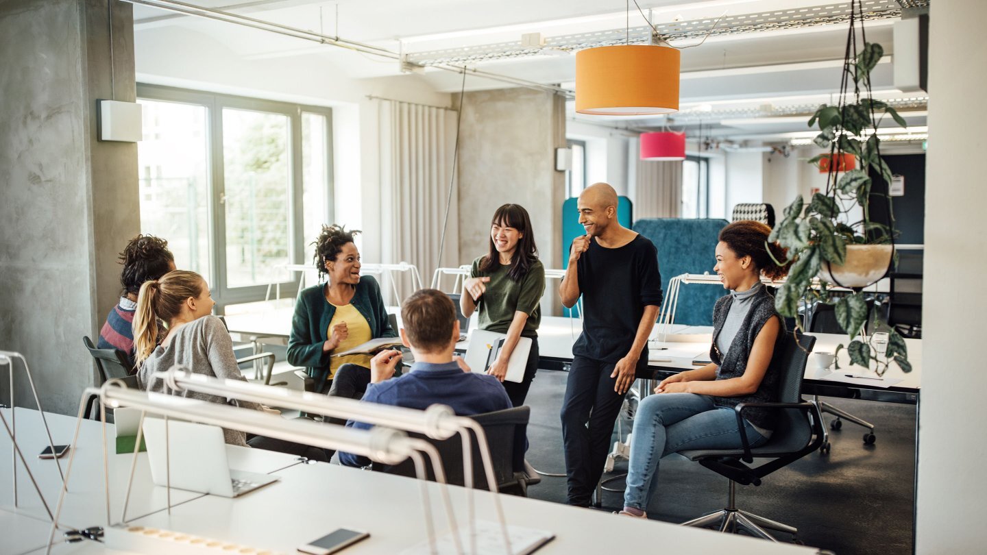 editorial-875602366-diverse-group-in-an-informal-meeting-2880x1620 editorial-875602366-diverse-group-in-an-informal-meeting-2880x1620